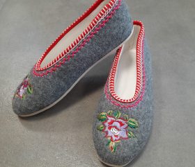 Pantofle haftowane (balerinki) – Jasno Szare