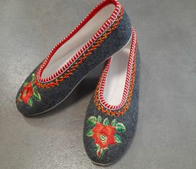 Pantofle haftowane (balerinki) – Ciemno Szare
