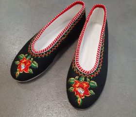 Pantofle haftowane (balerinki)