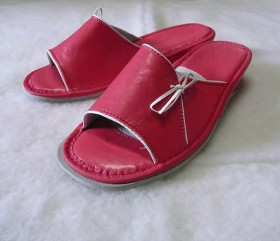 Pantofle skórkowe – damskie – czerwone